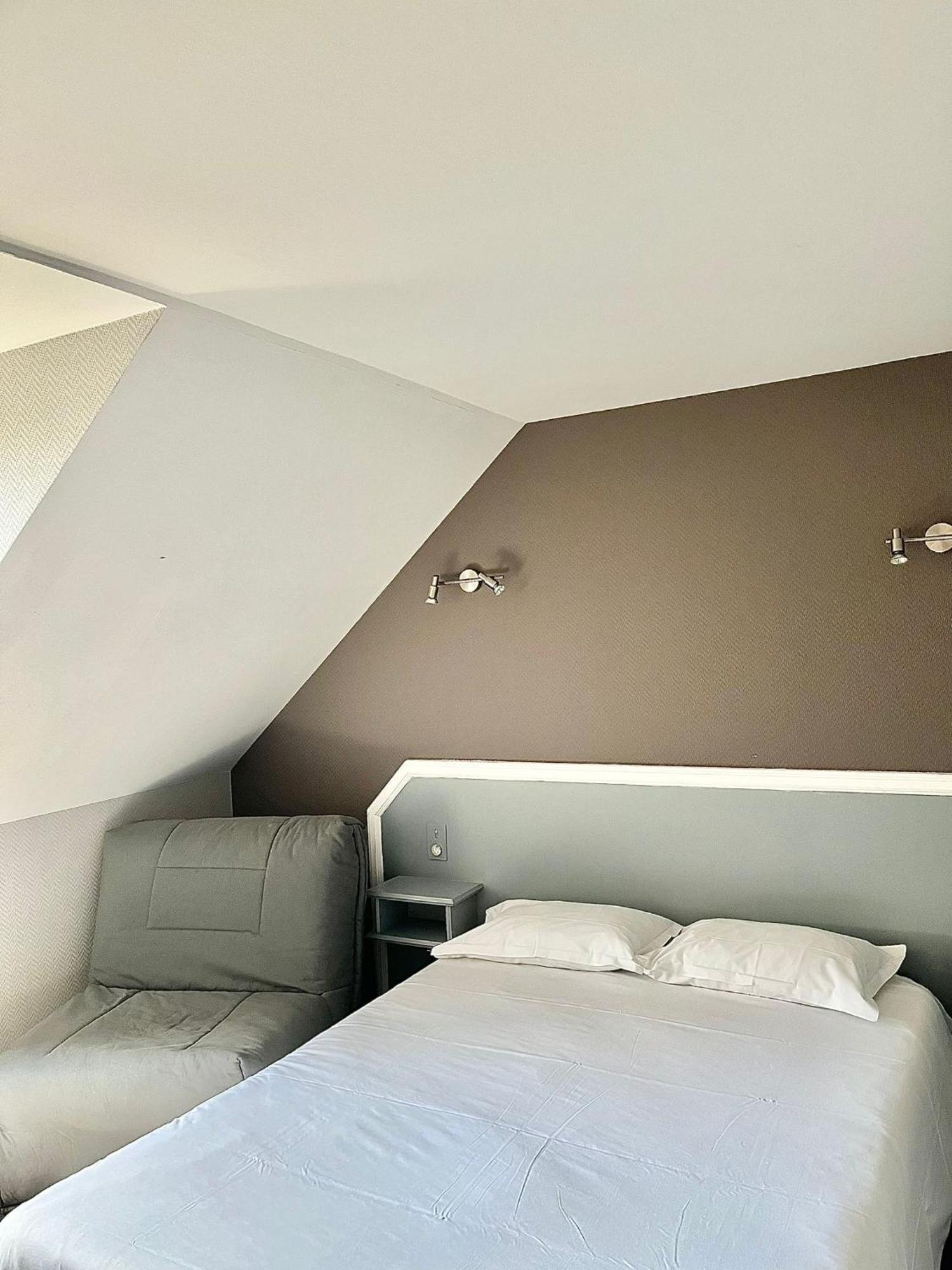 Hotel La Tour Des Anglais Mayenne Kültér fotó